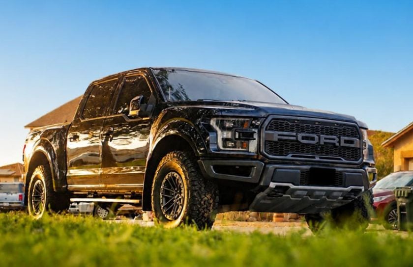 Una camioneta Ford está parada al sol.