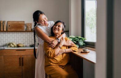 Una mujer abraza a su madre.