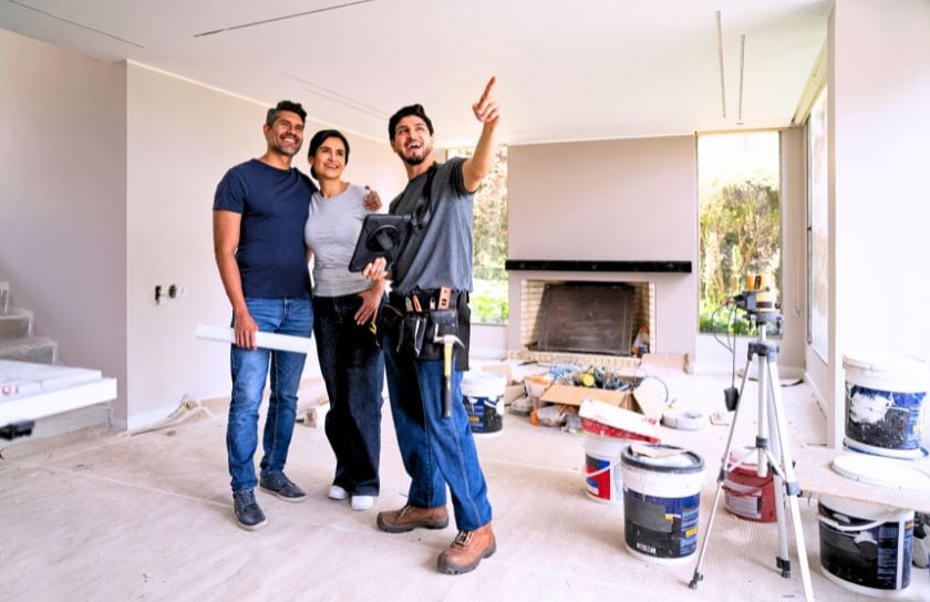 Una pareja habla con un contratista sobre las reformas de su casa.