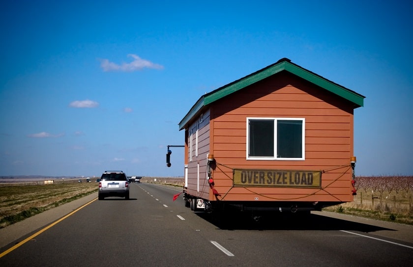 Large mobile home transported on New Mexico highway