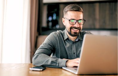 Un hombre abre una cuenta corriente en la cooperativa de crédito Del Norte a través de internet.