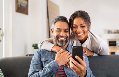Una pareja revisa su saldo y ¡lo celebra!