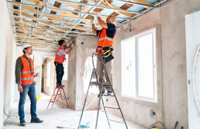 Los hombres trabajan en reformas de viviendas.