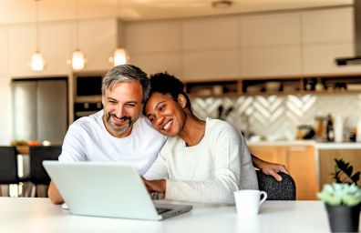 ¡Una pareja revisa su refinanciamiento con DNCU y está contenta con los resultados!
