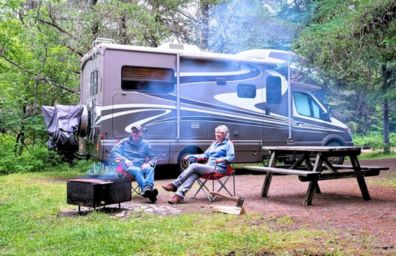 Una pareja se va de acampada en su nueva autocaravana.