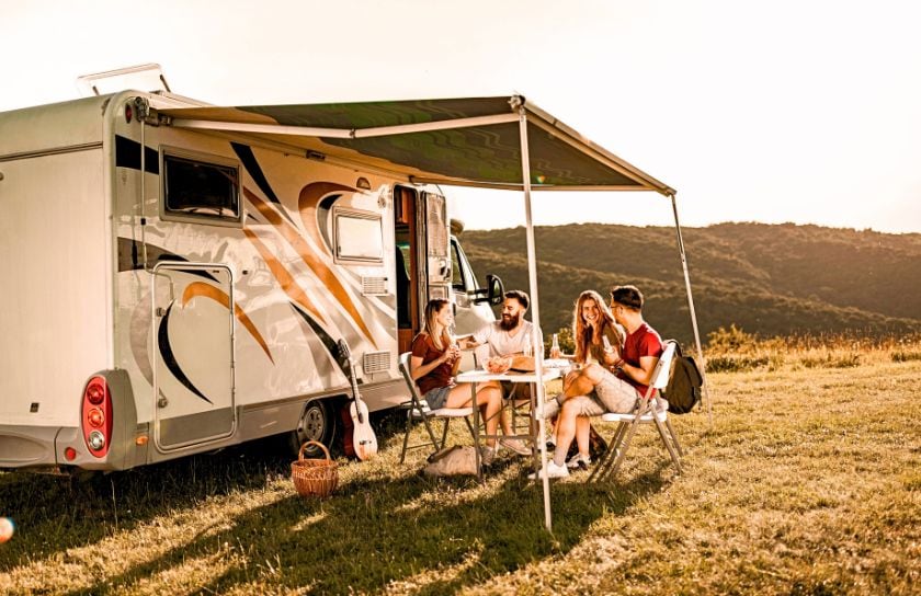 Un grupo de amigos acampando en su nueva autocaravana.